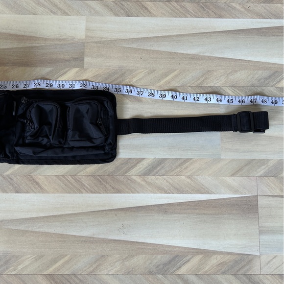 KORUS SPORTS LARGE FANNY PACK.                 …7 pockets… 1 large and 6 smaller - Picture 9 of 9